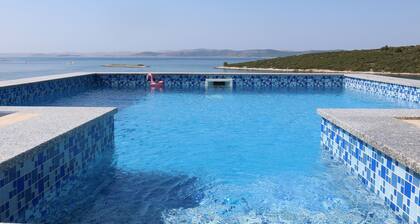 Spacious Robinson House Iris With Pool