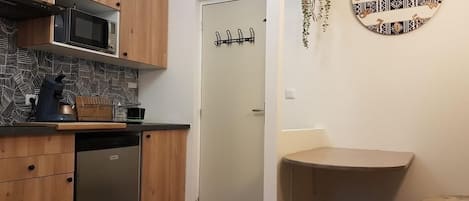 Fridge, microwave, stovetop, coffee/tea maker