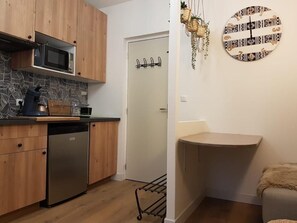 Kühlschrank, Mikrowelle, Herdplatte, Wasserkocher mit Kaffee-/Teezubehör