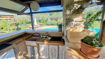 Vila, beberapa kamar, kolam renang pribadi, pemandangan kebun | Teras/patio