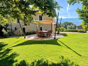 Vila, vários quartos, piscina particular, vista para o jardim | Opções para refeição ao ar livre