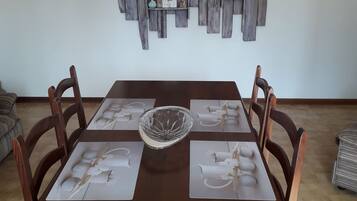 Apartemen, 3 kamar tidur, balkon, pemandangan kebun | Tempat makan