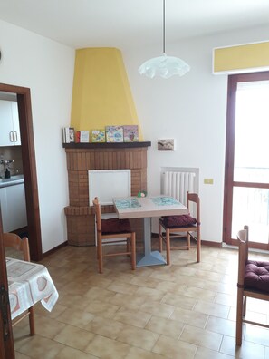Apartment, 3 Schlafzimmer, Balkon, Gartenblick | Speisen