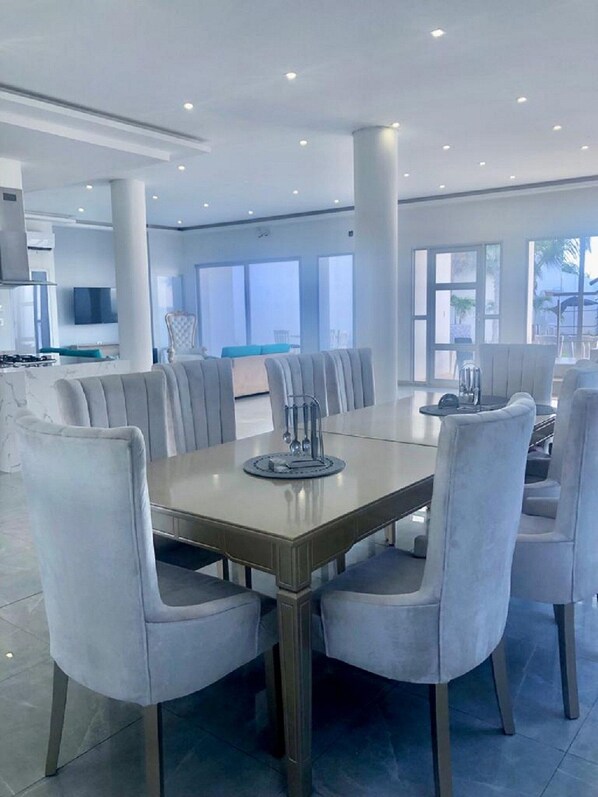 Maison, 6 chambres, fumeur, piscine privée | Salle à manger