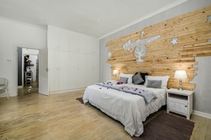 Zimmer, 2 Schlafzimmer, Balkon | 2 Schlafzimmer, Bügeleisen/Bügelbrett
