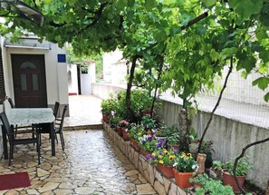 Apartment, 2 Schlafzimmer, Terrasse, Gartenblick | Speisen im Freien