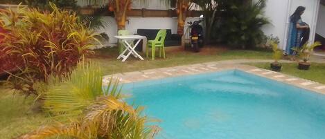 Una piscina al aire libre