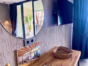 Chambre romantique, baignoire, vue sur la mer | Literie de qualité, minibar, décor unique, ameublement unique