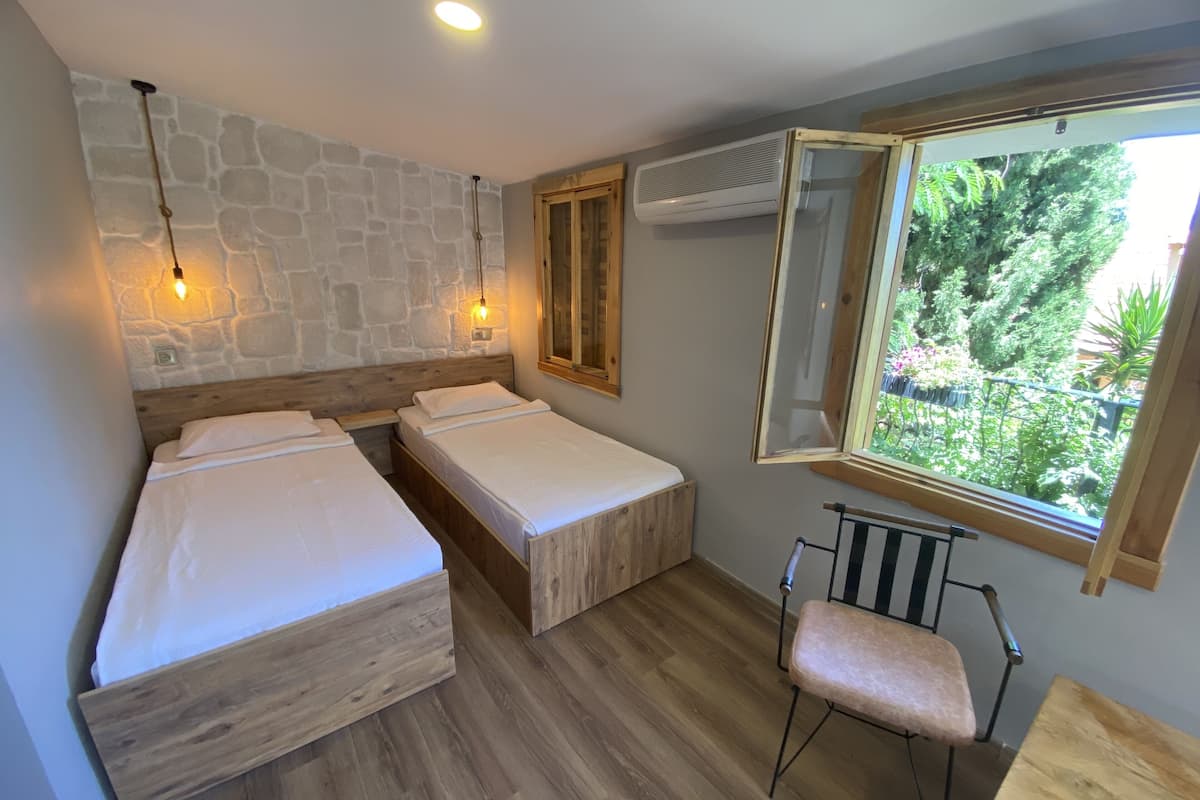 Kamar Quadruple Standar, pemandangan laut | Seprai premium, minibar, dan didekorasi berbeda-beda