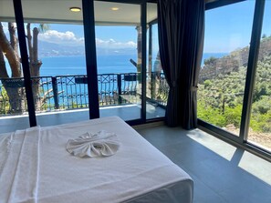 Luxury Room, Bathtub, Sea View | Premium bedding, minibar, individually decorated, individually furnished