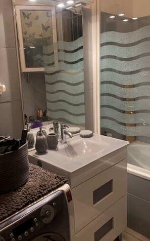 Een bad, een haardroger, handdoeken