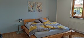 3 bedrooms, travel cot, WiFi