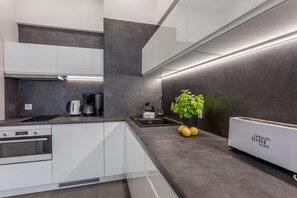 ثلاجة، ميكروويف، موقد طهي مسطح، غسالة أطباق