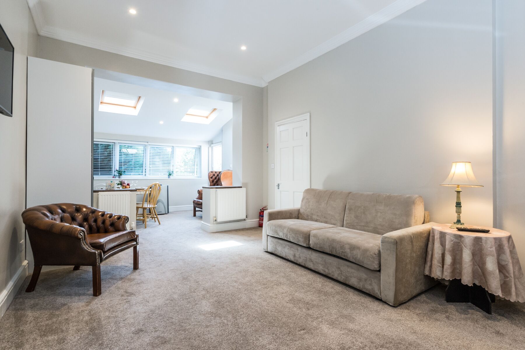 Family apt,sleeps up to 6 people,parking on street,12 minutes by tube to Centre!