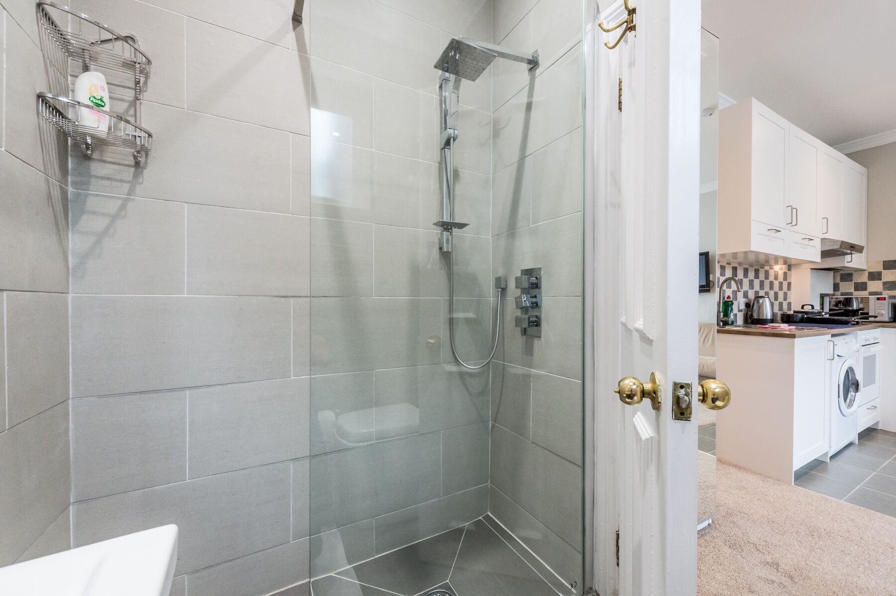 Family apt,sleeps up to 6 people,parking on street,12 minutes by tube to Centre!