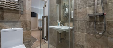 Ensemble baignoire-douche, séchoir à cheveux, serviettes fournies, savon