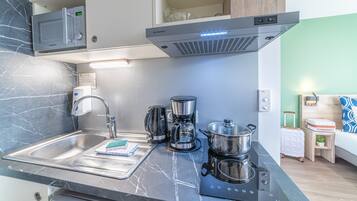 Réfrigérateur, micro-ondes, plaque de cuisson, bouilloire électrique