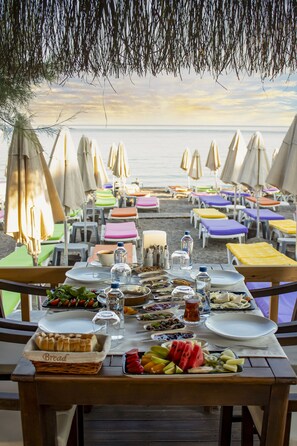 Desayuno de cocina local incluido todos los días