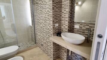 Shower, rainfall showerhead, free toiletries, hair dryer