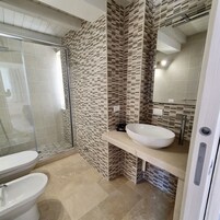 Shower, rainfall showerhead, free toiletries, hair dryer