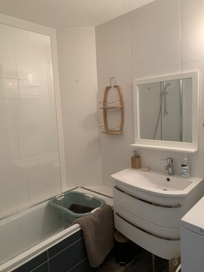 Badekar, hårtørrer, håndklæder