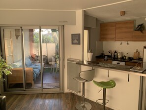 Mikrovågsugn, diskmaskin, kaffe- och tebryggare och grytor/köksredskap