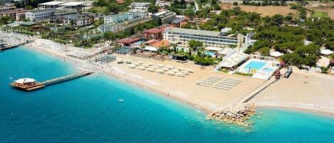 شاطئ خاص، كراسي للتشمس، مظلات الشاطئ، مناشف للشاطئ