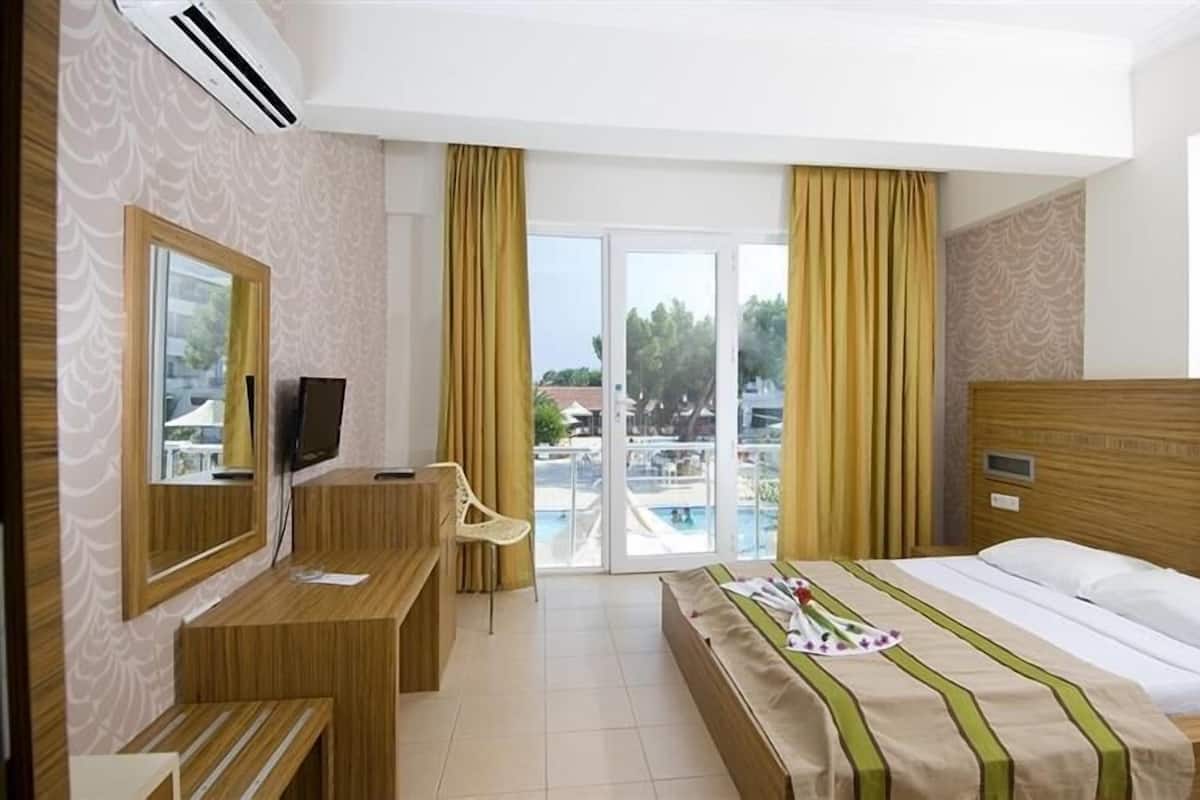 Standard Double Room, Pool View | In-room safe, WiFi (surcharge), bed sheets
