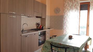 Kühlschrank, Ofen, Herdplatte, Wasserkocher mit Kaffee-/Teezubehör