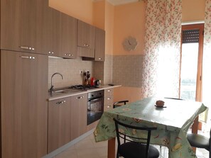 Frigorifero, forno, piano cottura, macchina per tè/caffè