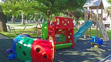 منطقة لعب الأطفال - خارجية