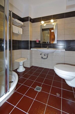 Shower, towels - Sun Beach Platamon Resort (Dio-Olympos)