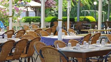 تناول الطعام بالخارج