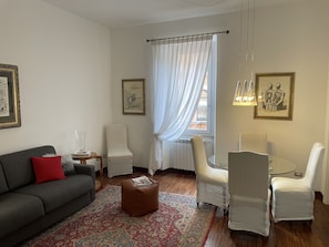 Een smart-tv en boeken