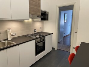 Kühlschrank, Mikrowelle, Ofen, Herdplatte