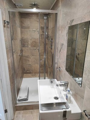 Bañera con ducha, toallas