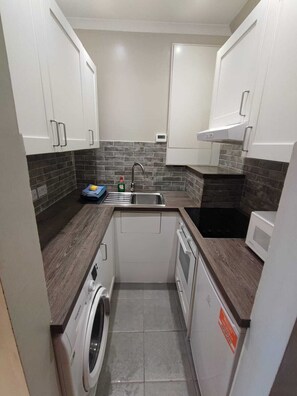 Geladeira, micro-ondas, fogão, cooktop