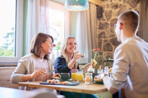 Free daily continental breakfast - KUKU Berghotel (Rettenberg)