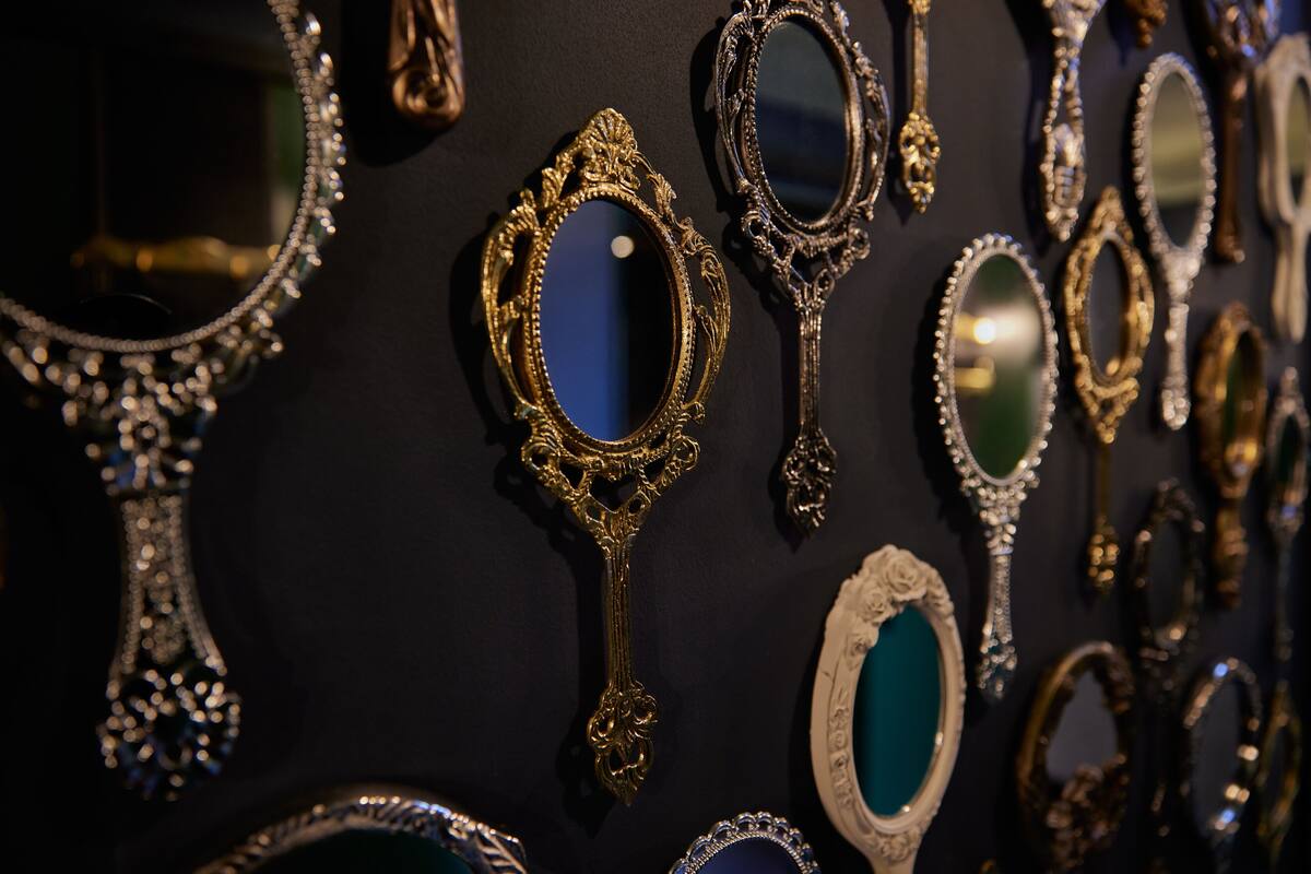Un conjunto de espejos ornamentados con diseños complejos y formas diversas.
