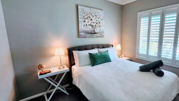 3 camere, una scrivania, insonorizzazione, ferro/asse da stiro