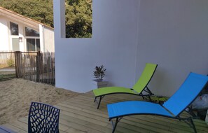 Terrace/patio - 10 minutes by bike from the beach, new apartment in a pine forest (La Tranche-sur-Mer)