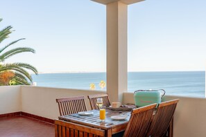 Una mesa para dos con vista al mar.
