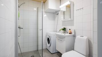 Standard-huoneisto, 1 makuuhuone, parveke | Kylpyhuone | Suihku, ilmaiset hygieniatuotteet, hiustenkuivaaja, bidee