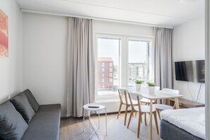 Departamento estándar, 1 habitación | Sala de estar | Televisión de pantalla plana de 40 pulgadas con canales por cable 