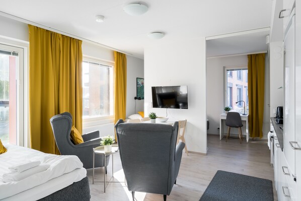 Departamento familiar, balcón | Área de sala de estar | Televisión de pantalla plana de 40 pulgadas con canales por cable 