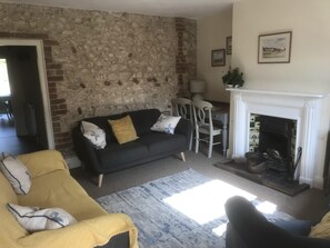 Cottage | Salle de séjour | Télévision de 30 pouces avec chaînes numériques, cheminée
