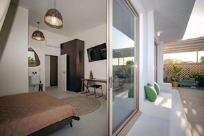 3 bedrooms, in-room safe, desk, iron/ironing board