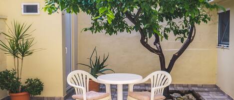 تناول الطعام بالخارج