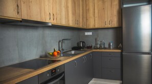 Réfrigérateur, four, bouilloire électrique