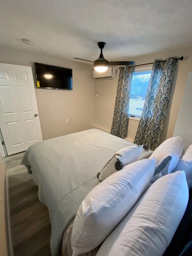 Quaint cottage a short walk from the GTOL strip!